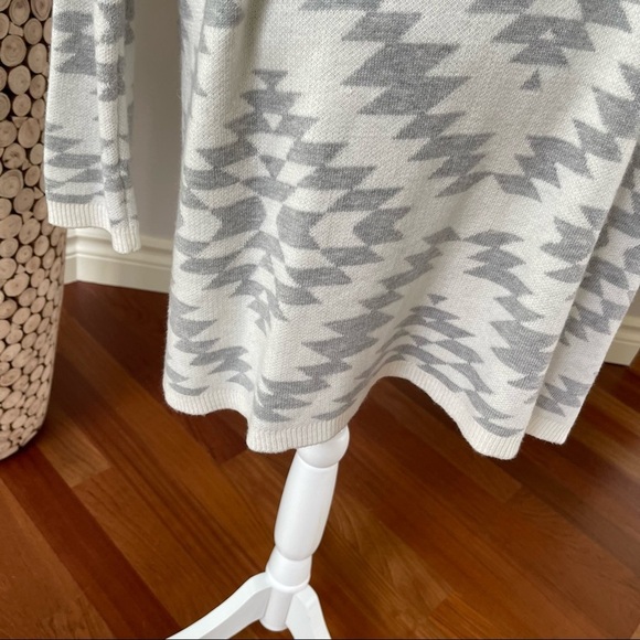 Dynamite Gray and White Boho southwestern Print Cardigan/Wrap Size: M/L - Picture 5 of 7
